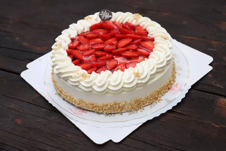 Mansikka-kermakakku 12 heng. - Täytekakut - 0431 - 1