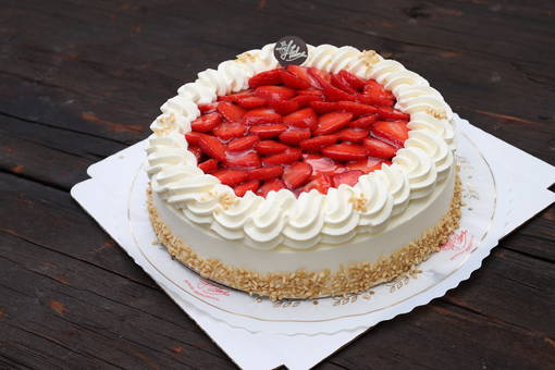 Mansikka-kermakakku 18 heng. - Fyllda kakor - 0432 - 2
