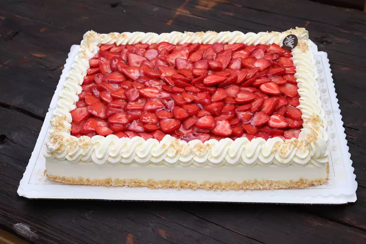 Mansikka-kermakakku 40 heng. - Täytekakut - 0434 - 1