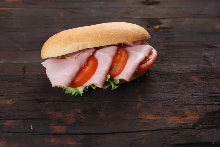 Täytetty vehnäsämpylä, kinkku-juusto - Täytetyt sämpylät - 6105 - 1