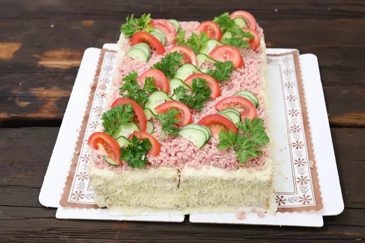 Kinkkuvoileipäkakku 18 heng. - Voileipäkakut - 0496 - 1