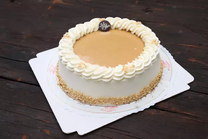 Kinuski-kermakakku 12 heng. - Täytekakut - 0446 - 1