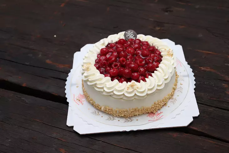 Vadelma-kermakakku 12 heng. - Täytekakut - 0436 - 1